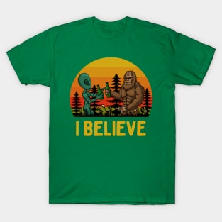 I Believe: Funny Conspiracy Theory Lovers - Bigfoot and Green Alien Sharing a Beer T-Shirt